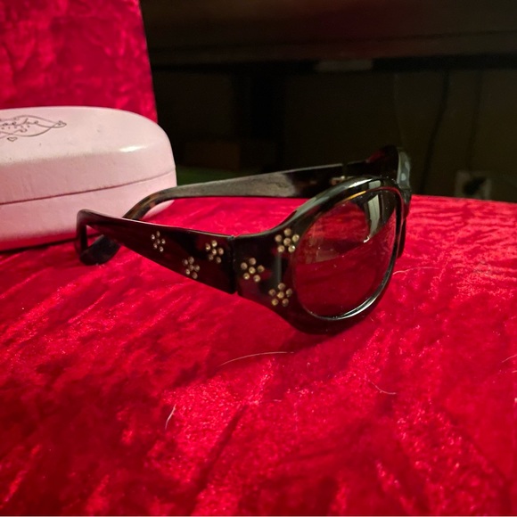 Phoebe Couture Tortoise Shell Sunglasses with rhinestone flowers includes case - Picture 1 of 4